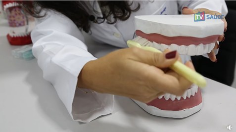 Tutorial de escovação correta para crianças e adultos.